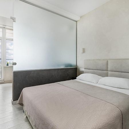 Razor Apartment With Terrace, Kamanina Odessa Exterior foto